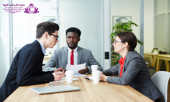 راز زبان بدن افراد استثنایی و موفق 4 خم کردن سر به جلو هم به شما و هم فرد مقابل احساس راحتی خواهد داد