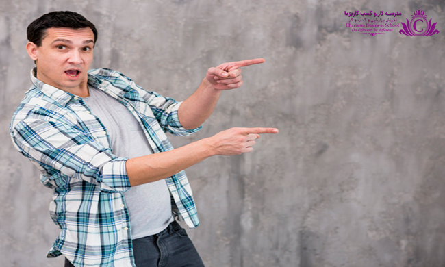 چگونه با اعتماد به نفس صحبت کنیم؟ 4 با استفاه از زبان بدن در حین بیان جملاتی که بر زبان آوردنش مشکل است اعتماد به نفس بالایی پیدا کنید