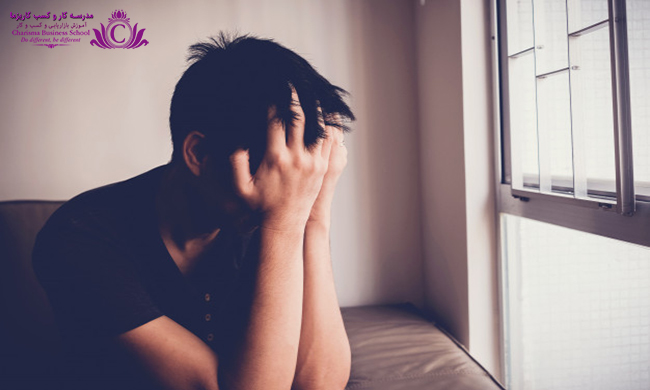 انتخابهایی که برای همیشه پشیمانتان خواهد کرد 2 اینکه تصمیمات خود را با توجه به خاطرات و نظرات دیگران بگیریم منجر به پشیمانی خواهد شد