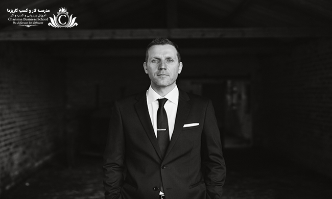 از زبان بدن برای محبوبیت بیشتر استفاده کنیم 3 وضعیت و حالت بدن باعث قضاوت افراد نسبت به شما میشود