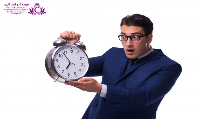 مواردی که افراد برای قضاوت درباره شخصیت شما استفاده میکنند 4 دیر رسیدن میتواند مبنی بر بی احترامی، تنبلی و بی علاقگی باشد