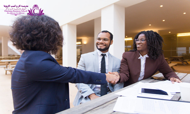 10 مورد که در اولین دیدار فوقالعاده دیده شویم 3 سلام کردن اولین نظر درباره شخصیت فرد را تشکیل میدهد